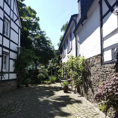 Ein Garten an der Unterkunft Fünf Giebel Eck in der Freiheit am Ruhrtalradweg
