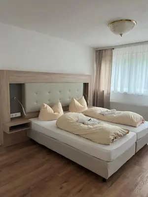 Ein Bett oder Betten in einem Zimmer der Unterkunft Hubertus-Hof