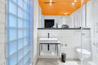 Ein Badezimmer in der Unterkunft art Hotel Tucholsky