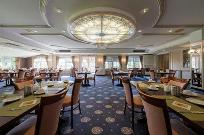 Ein Restaurant oder anderes Speiselokal in der Unterkunft Hotel Haus Duden