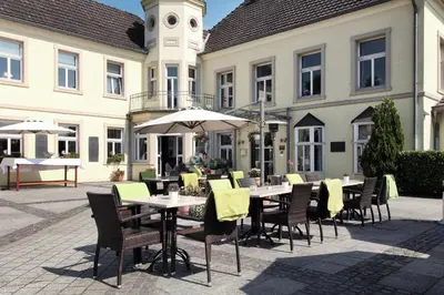 Ein Restaurant oder anderes Speiselokal in der Unterkunft Hotel Haus Duden