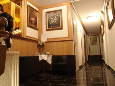 Ein Sitzbereich in der Unterkunft Hotel Drei Kronen