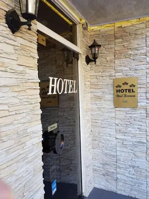 Ein Zertifikat, Auszeichnung, Logo oder anderes Dokument, das in der Unterkunft Hotel Drei Kronen ausgestellt ist