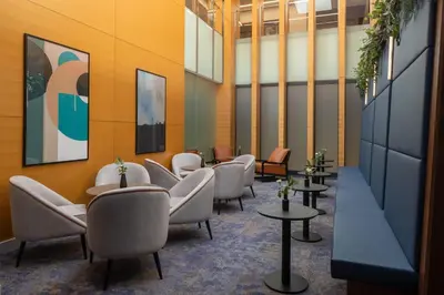 Ein Sitzbereich in der Unterkunft Hilton Düsseldorf