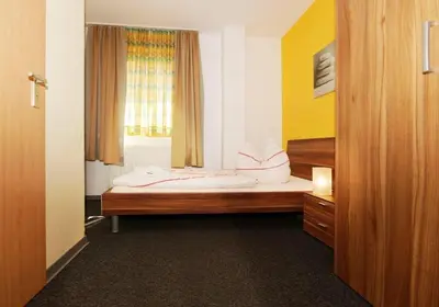 Ein Bett oder Betten in einem Zimmer der Unterkunft Hotel Goldener Hahn