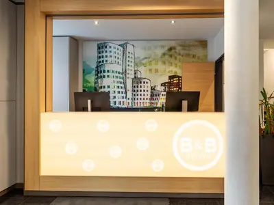 Lobby/Rezeption in der Unterkunft B&B Hotel Düsseldorf City-Süd