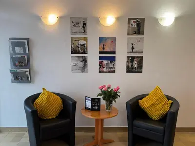 Ein Sitzbereich in der Unterkunft KEMPE Komfort Hotel