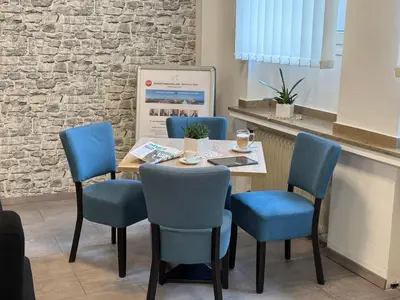 Ein Sitzbereich in der Unterkunft KEMPE Komfort Hotel