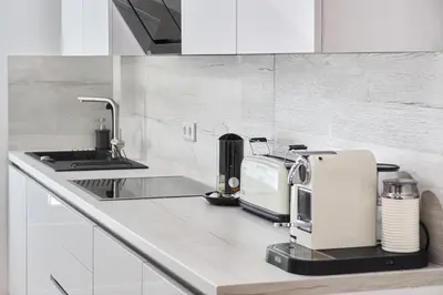 Küche/Küchenzeile in der Unterkunft *80 m2 Stylish Apt* Netflix * Kitchen* Nespresso*