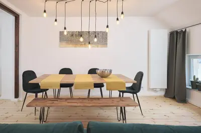 Ein Sitzbereich in der Unterkunft *80 m2 Stylish Apt* Netflix * Kitchen* Nespresso*