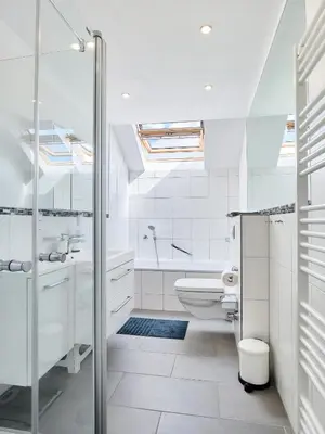 Ein Badezimmer in der Unterkunft *80 m2 Stylish Apt* Netflix * Kitchen* Nespresso*