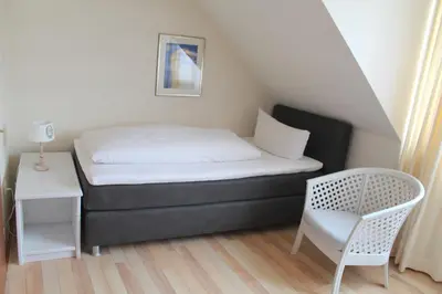 Ein Bett oder Betten in einem Zimmer der Unterkunft Haus Kastanienhof