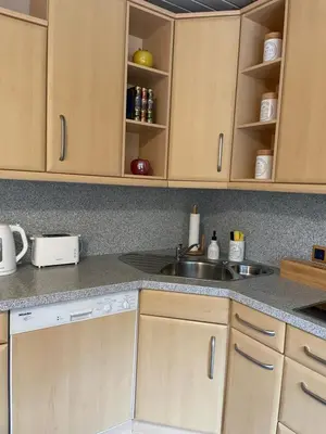 Küche/Küchenzeile in der Unterkunft Moderne, helle Wohnung mit Terasse 15min bis OB Centro, Klimaanlage