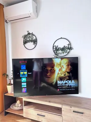 TV/Unterhaltungsangebot in der Unterkunft Moderne, helle Wohnung mit Terasse 15min bis OB Centro, Klimaanlage