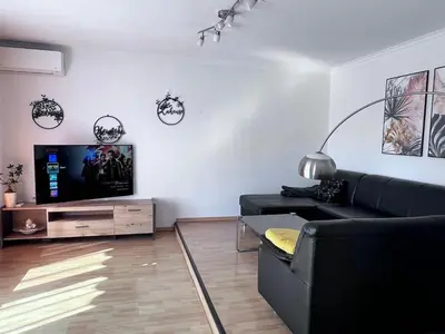 TV/Unterhaltungsangebot in der Unterkunft Moderne, helle Wohnung mit Terasse 15min bis OB Centro, Klimaanlage