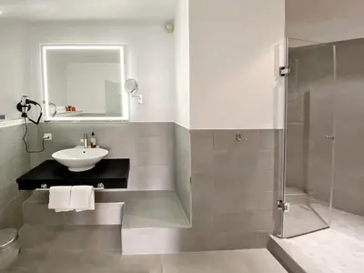 Ein Badezimmer in der Unterkunft DORMERO Hotel Düsseldorf