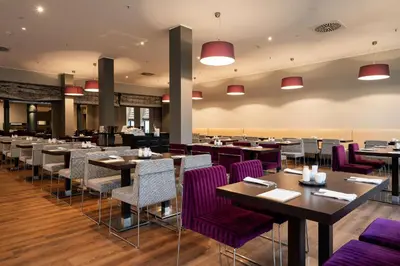 Ein Restaurant oder anderes Speiselokal in der Unterkunft Radisson Blu Conference Hotel, Düsseldorf