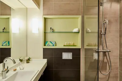 Ein Badezimmer in der Unterkunft Hotel Indigo - Dusseldorf - Victoriaplatz by IHG