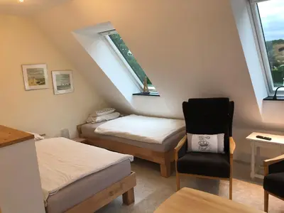 Ein Bett oder Betten in einem Zimmer der Unterkunft Ferne und Weite im Sauerland Blick über das Ruhrtal
