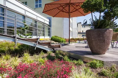 Ein Garten an der Unterkunft Hotel VierJahreszeiten am Seilersee