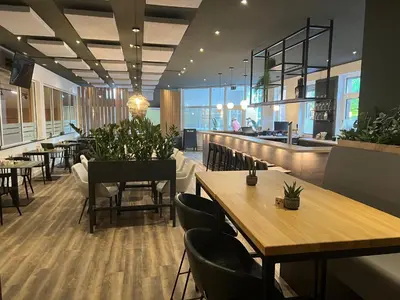 Ein Restaurant oder anderes Speiselokal in der Unterkunft Apartment I , Netflix, Küche und Gym