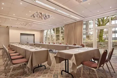 Ein Restaurant oder anderes Speiselokal in der Unterkunft Ramada by Wyndham Bottrop City