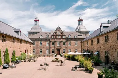 Ein Garten an der Unterkunft Schlosshotel Hugenpoet