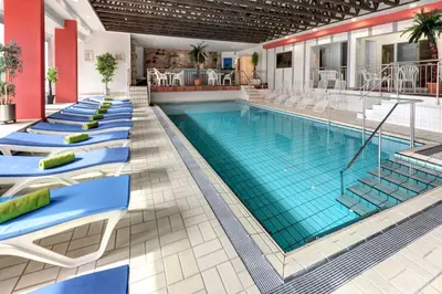 Der Swimmingpool an oder in der Nähe von Ringhotel Parkhotel Witten