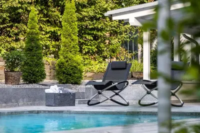 Der Swimmingpool an oder in der Nähe von Romantik Hotel Neuhaus
