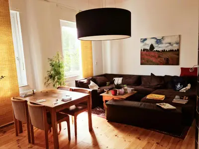 Ein Sitzbereich in der Unterkunft Nana-EG-80m2 sanierter Altbau-Parkplatz-kleiner Garten-WLAN-NETFLIX-2Zimmer-Küche-Dusche-Wanne-Waschmaschine