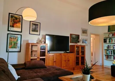 TV/Unterhaltungsangebot in der Unterkunft Nana-EG-80m2 sanierter Altbau-Parkplatz-kleiner Garten-WLAN-NETFLIX-2Zimmer-Küche-Dusche-Wanne-Waschmaschine