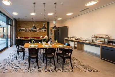 Ein Restaurant oder anderes Speiselokal in der Unterkunft Hotel Neues Pastorat