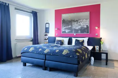 Ein Bett oder Betten in einem Zimmer der Unterkunft art Hotel Körschen
