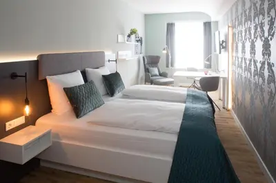 Ein Bett oder Betten in einem Zimmer der Unterkunft Weberei Bendix Hotel & Appartements