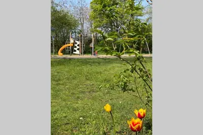 Ein Garten an der Unterkunft Gemütliche Wohnung zwischen Grün und Duisburg Hbf