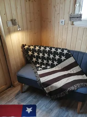 Ein Sitzbereich in der Unterkunft Schäferwagen Grünspecht