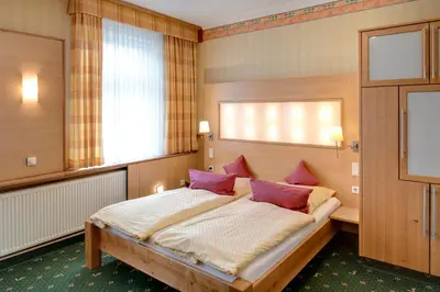 Ein Bett oder Betten in einem Zimmer der Unterkunft Ambient Hotel Zum Schwan