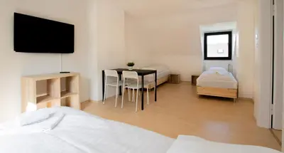 Ein Bett oder Betten in einem Zimmer der Unterkunft Tolstov Apartments - 1 , 2 and 3 Room Monteur Apartments