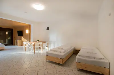 Ein Bett oder Betten in einem Zimmer der Unterkunft Tolstov Apartments - 1 , 2 and 3 Room Monteur Apartments