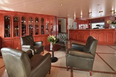 Ein Sitzbereich in der Unterkunft Fairtours Hotelschiff Rembrandt van Rijn