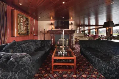Ein Sitzbereich in der Unterkunft Fairtours Hotelschiff Rembrandt van Rijn