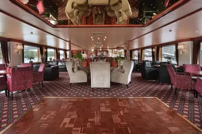 Ein Sitzbereich in der Unterkunft Fairtours Hotelschiff Rembrandt van Rijn