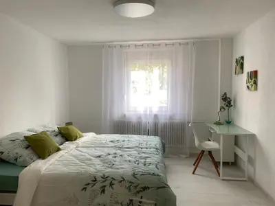 Ein Bett oder Betten in einem Zimmer der Unterkunft Grüne Oase neben Duisburg Hbf, 10 min von Düsseldorf Hbf