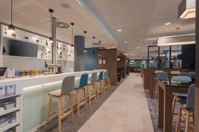 Ein Restaurant oder anderes Speiselokal in der Unterkunft Hampton by Hilton Düsseldorf City Centre