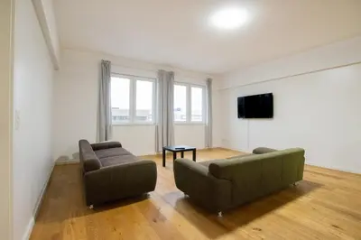 TV/Unterhaltungsangebot in der Unterkunft Tolstov Apartments - 250m2 Loft with 6 Rooms im Industriegebiet - 20 Min Messe DUS & Old Town DUS