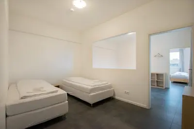 Ein Bett oder Betten in einem Zimmer der Unterkunft Tolstov Apartments - 250m2 Loft with 6 Rooms im Industriegebiet - 20 Min Messe DUS & Old Town DUS
