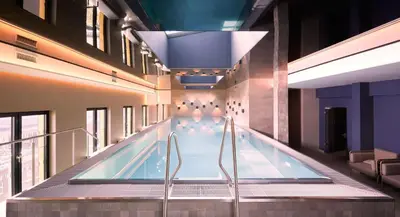 Der Swimmingpool an oder in der Nähe von Adina Apartment Hotel Dusseldorf
