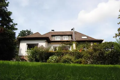Ein Garten an der Unterkunft Exklusive Villa am Wald mit Garten, Waldzugang und Sauna