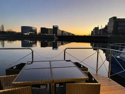 Blick auf einen Fluss in der Nähe des Bootes