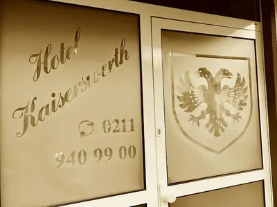 Ein Zertifikat, Auszeichnung, Logo oder anderes Dokument, das in der Unterkunft Hotel Kaiserswerth ausgestellt ist